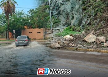 Lluvias matutinas provocan inundaciones y deslave en Mazatlán