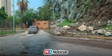 Lluvias matutinas provocan inundaciones y deslave en Mazatlán