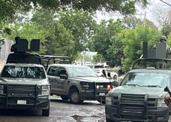 Hallan a hombre esposado y con huellas de violencia en la colonia Pemex, en Culiacán