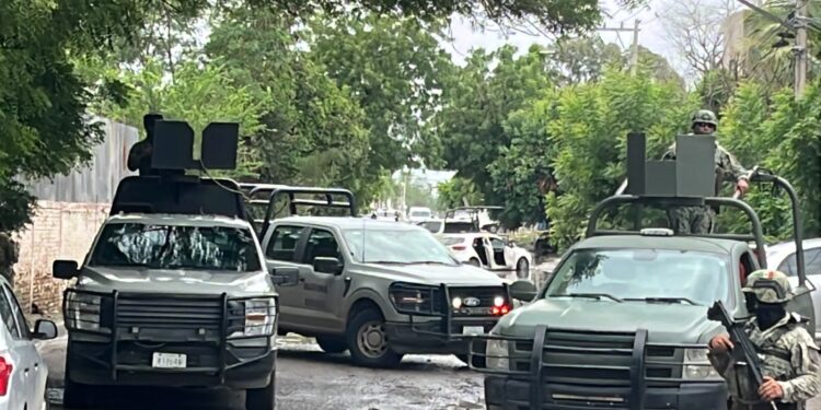 Hallan a hombre esposado y con huellas de violencia en la colonia Pemex, en Culiacán