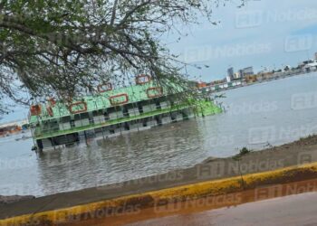 Catamarán se hunde en el canal de navegación, en la Isla de la Piedra en Mazatlán