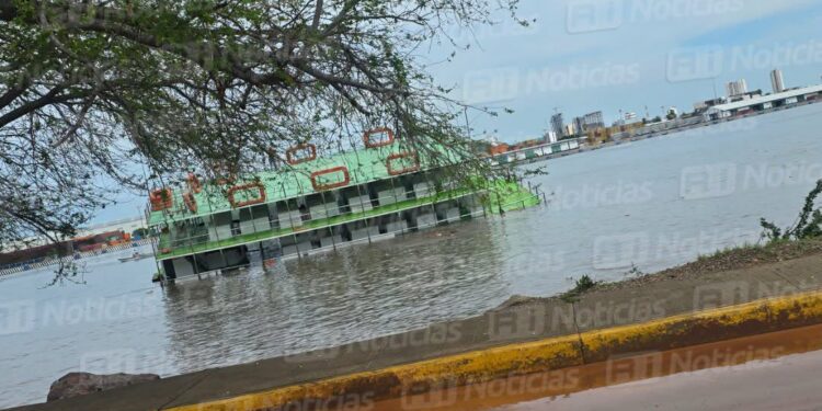 Catamarán se hunde en el canal de navegación, en la Isla de la Piedra en Mazatlán