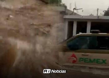 Falta de precaución de conductor de Pemex provoca que el agua se meta a casas en la colonia Anáhuac