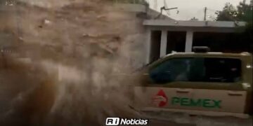 Falta de precaución de conductor de Pemex provoca que el agua se meta a casas en la colonia Anáhuac