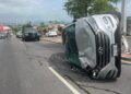Camioneta vuelca tras chocar contra poste en el sector Montebello, en Culiacán