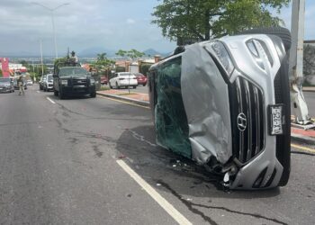 Camioneta vuelca tras chocar contra poste en el sector Montebello, en Culiacán