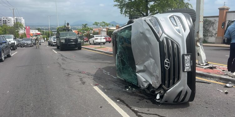 Camioneta vuelca tras chocar contra poste en el sector Montebello, en Culiacán