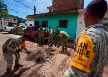 Tras intensa lluvia, supervisan daños en Urías; continúan labores de desazolve y censo de afectados