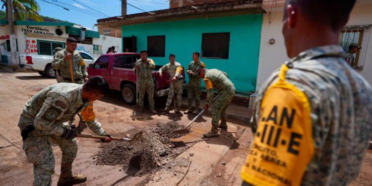 Tras intensa lluvia, supervisan daños en Urías; continúan labores de desazolve y censo de afectados