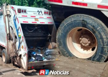 Cae camión de la basura en obra inconclusa de Jumapam en la colonia Benito Juárez