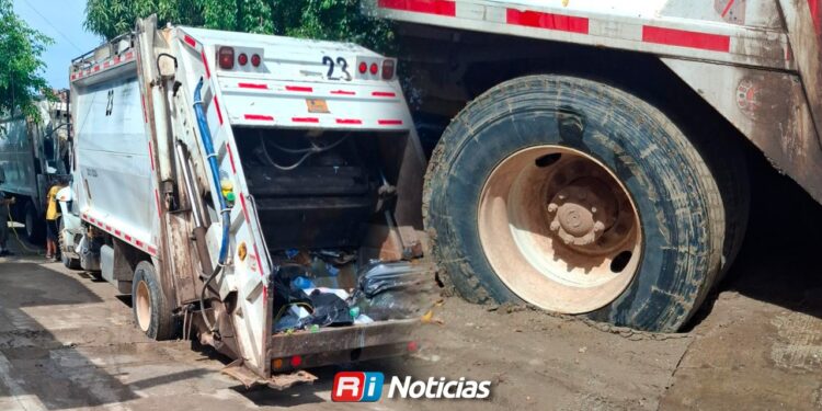 Cae camión de la basura en obra inconclusa de Jumapam en la colonia Benito Juárez