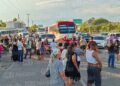 Vecinos de La Sirena bloquean la México 15 para exigir a la CFE el regreso de la electricidad
