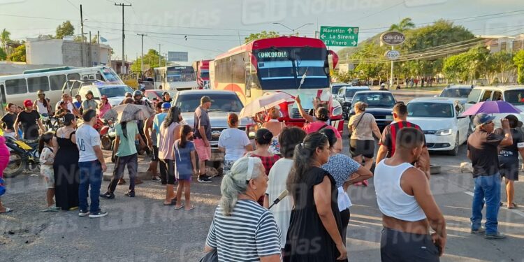 Vecinos de La Sirena bloquean la México 15 para exigir a la CFE el regreso de la electricidad