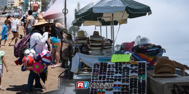 Comerciantes de playa ven menos competencia de vendedores sin permiso este verano