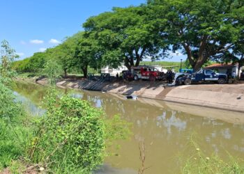 Joven muere ahogado tras caer automóvil a canal en Culiacán; su acompañante logra sobrevivir