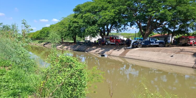 Joven muere ahogado tras caer automóvil a canal en Culiacán; su acompañante logra sobrevivir