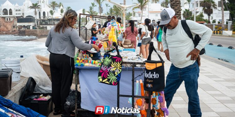 Vendedores de playa confían en repunte turístico durante el punto más fuerte del verano