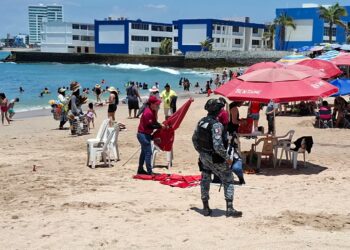 Autoridades retiran a vendedores y prestadores de servicios de Playa Pinitos en operativo conjunto
