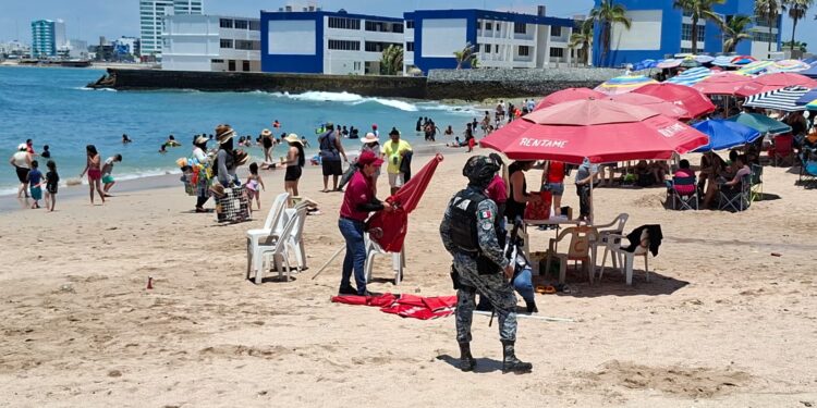 Autoridades retiran a vendedores y prestadores de servicios de Playa Pinitos en operativo conjunto