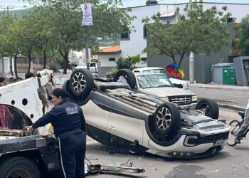 Choque con volcadura moviliza a cuerpos de auxilio en el sur de Culiacán