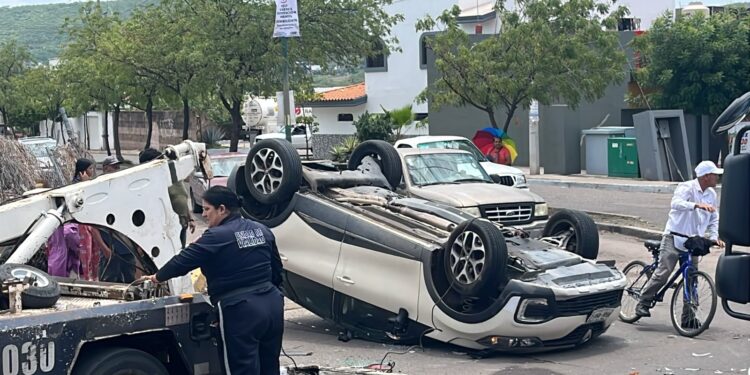 Choque con volcadura moviliza a cuerpos de auxilio en el sur de Culiacán