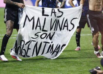 Reino Unido pide a la FIFA investigar a la Selección Argentina por pancarta sobre las Islas Malvinas