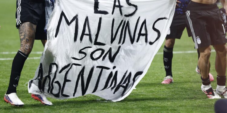 Reino Unido pide a la FIFA investigar a la Selección Argentina por pancarta sobre las Islas Malvinas