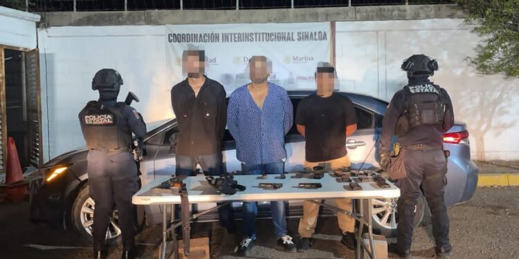 Detienen a 3 civiles y les aseguran armas, cientos de cartuchos y un vehículo robado en Culiacán