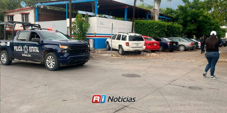Atacan a balazos a un hombre en la colonia Industrial El Palmito; hay dos vehículos dañados