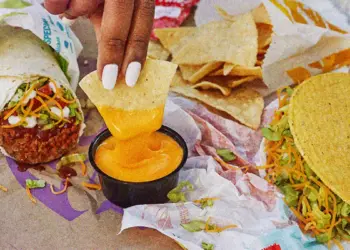 Taco Bell retira lechuga mexicana tras brote de diarrea explosiva en Estados Unidos