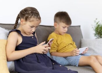 Advierten sobre la tecnoadicción: estos son los daños que causa el uso excesivo de celulares en niños y adolescentes