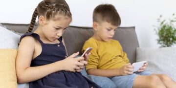 Advierten sobre la tecnoadicción: estos son los daños que causa el uso excesivo de celulares en niños y adolescentes