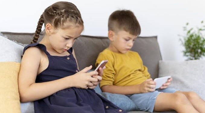 Advierten sobre la tecnoadicción: estos son los daños que causa el uso excesivo de celulares en niños y adolescentes