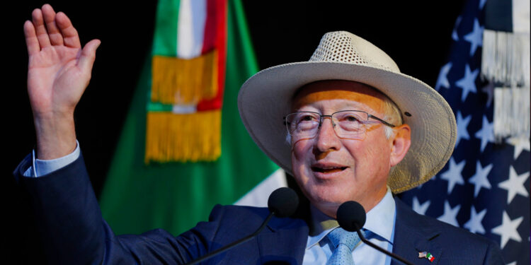 Ken Salazar responde a Sheinbaum: “La verdad es la verdad” sobre la captura de ‘El Mayo’ Zambada