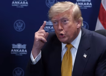 Trump amenaza con controlar el Estrecho de Ormuz y cobrar 20% a barcos: “No lo haré gratis”