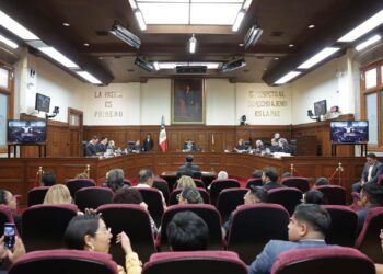 Sheinbaum reprocha a ministros de la Corte por buscar seguro médico pagado con recursos públicos