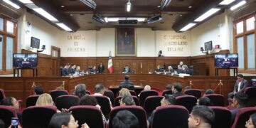 Sheinbaum reprocha a ministros de la Corte por buscar seguro médico pagado con recursos públicos
