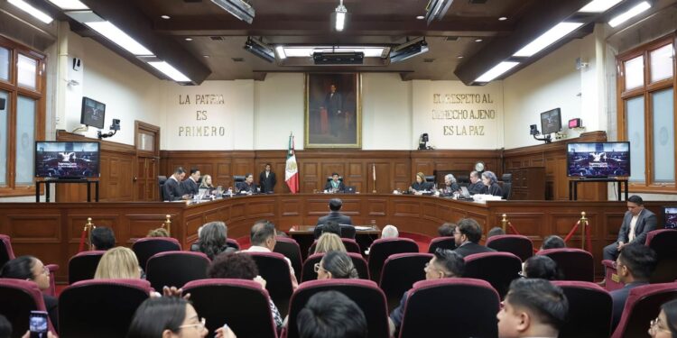 Sheinbaum reprocha a ministros de la Corte por buscar seguro médico pagado con recursos públicos