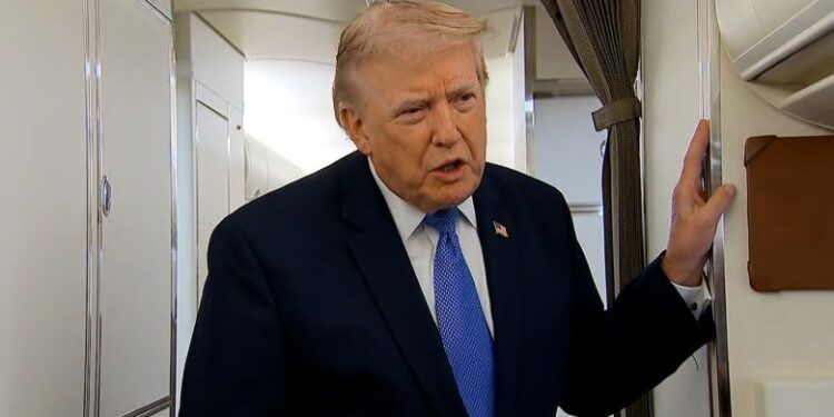 Trump impone aranceles a insumo para fabricar paneles solares y semiconductores
