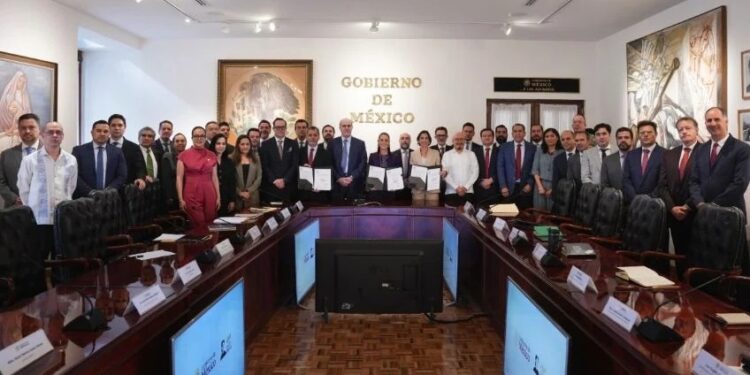 Sheinbaum renueva acuerdo voluntario con gasolineros; buscan combatir la inflación
