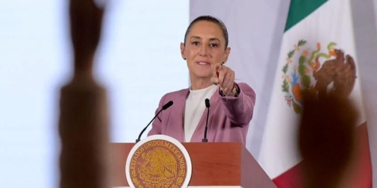 Sheinbaum propone escuelas sin celulares: la restricción alcanzaría a maestros y alumnos