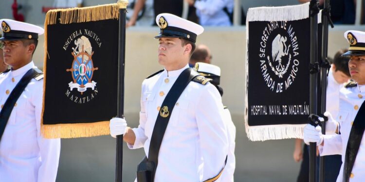 Fortalecen vinculación institucional la UAS y la cuarta región naval durante relevo de mando en Mazatlán