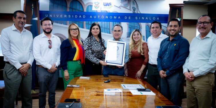 Marco Verde y la comunidad universitaria hacen historia: la UAS recibe Récord Guinness por clase masiva de boxeo fitness