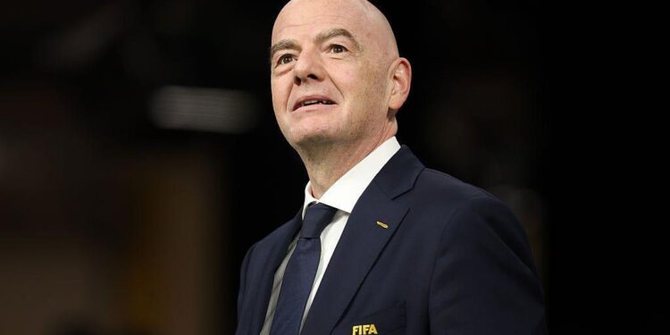 Gianni Infantino enfrenta polémica por presunto romance y beneficios a exempleada de UEFA