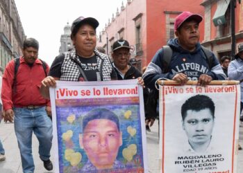 Sheinbaum promete avanzar en el caso Ayotzinapa y presentará nuevo informe
