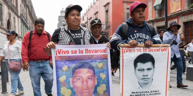 Sheinbaum promete avanzar en el caso Ayotzinapa y presentará nuevo informe