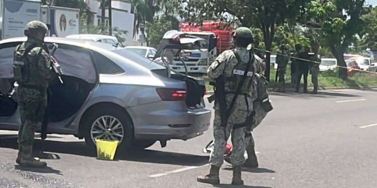 Persecución en el norte de Culiacán termina con vehículo estrellado; detienen a un hombre