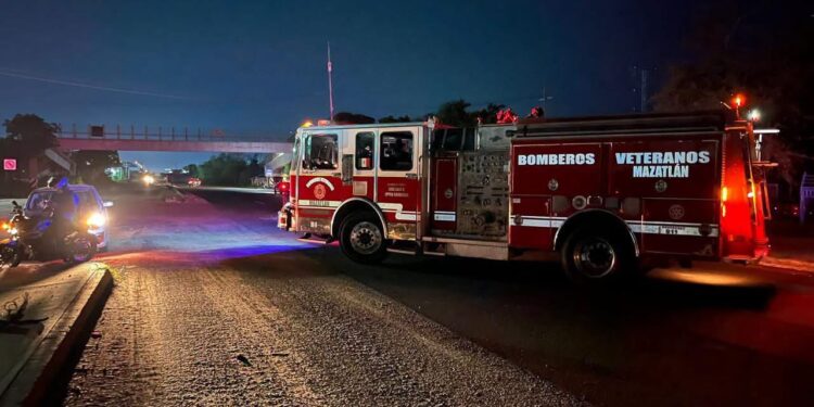 Choque entre automóvil y tráiler deja tres personas lesionadas en el entronque de la Urraca, al sur de Mazatlán