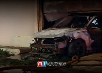 Ataque con artefacto explosivo provoca incendio y calcina automóvil en un domicilio de la colonia Francisco Villa