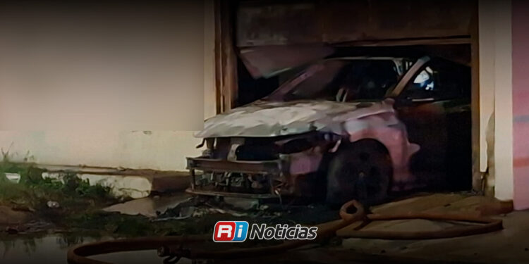 Ataque con artefacto explosivo provoca incendio y calcina automóvil en un domicilio de la colonia Francisco Villa